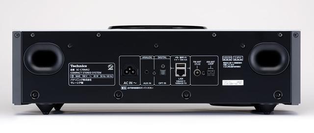 画像: SC-C70MK2の背面には、3.5mmアナログ入力、光デジタル入力、USB Type-A、LAN端子、FM/AMアンテナ入力が並ぶ。Type-A端子にUSBメモリーを挿して、そこに保存したハイレゾ音源の再生も可能