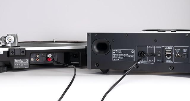 画像: SC-C70MK2とSL-1500Cを組み合わせてアナログレコードを聴きたい場合は、別売のRCA→3.5mm変換ケーブルを準備し、それで両者をつなげばいい。これだけでレコードを楽しめるというのも大きな魅力だろう