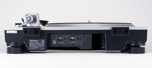 画像: SL-1500Cのリアパネル。中央のやや奥まった部分に端子類が搭載されている。ふたつ並んだRCA出力の左側は外部のフォノイコライザーとつなぐための出力で、右は内蔵MMフォノイコライザーを経由したライン出力(オン/オフ可能)