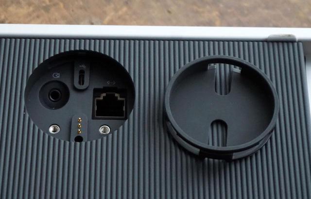 画像: Beosound Levelの背面には充電用のコネクターが用意されている。その部分のカバーを外すと、光/アナログ入力端子や有線接続用のLANコネクターが隠されていた