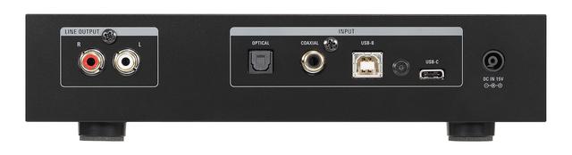 画像: 左端にRCAアンバランス1系統の出力端子。USB入力はUSB-BとUSB-Cの各1系統を装備。
