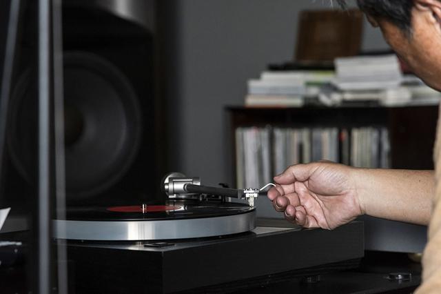 画像: 山本さんの愛用アナログレコードプレーヤーはリンの「Klimax LP12」。試聴時は、フォノイコライザーからのバランス出力を使った
