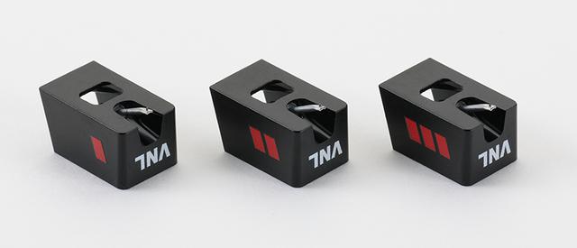 画像: ↑付属する3つの交換針はトラッキングアビリティ(垂直方向の音溝の変化への対応力)と水平コンプライアンス(水平方向の針先の動きやすさ)が異なる。それぞれサウンドの持ち味も違う。スタイラスチップは半径18μmの丸針で共通、カンチレバーはいずれもアルミ製となる。
