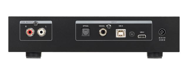 画像: フロントのインジケーターは、再生中の音源のサンプリング周波数やDSDの種類を示す。右のダイヤルで入力信号を切り替える。背面には4系統のデジタル入力と1系統のライン出力がある