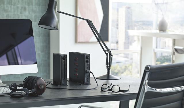 画像: 両モデルは縦置きにも対応する。幅をとらないので、PC用のデスクにも設置しやすいのが特徴だ