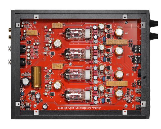 画像: AT-BHA100のプリ段にはJJ ELECTRONIC社のスロバキア製真空管ECC83Sを独立構造で使用。パワー段にはコンパクトなサイズながら駆動力のあるパワートランジスターを採用した。ハイブリッド構成のアンプだ