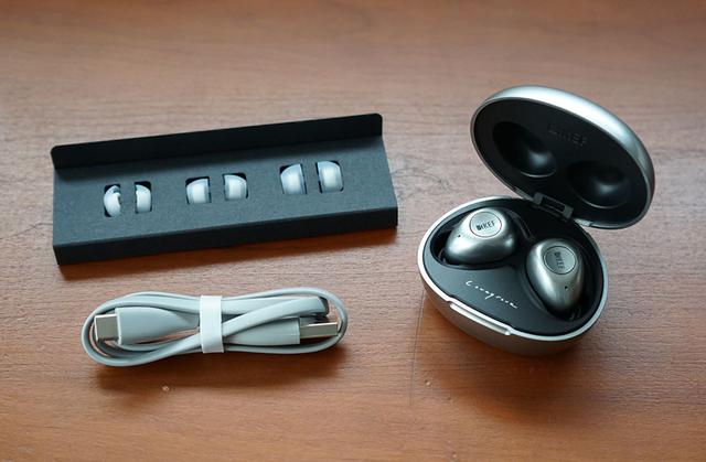 画像: 4種類のイヤーピースと充電用USBケーブルが同梱されている