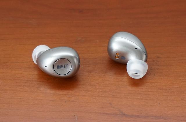画像: イヤホン本体は丸みを帯びた可愛らしいデザイン。中央の「KEF」ロゴマーク部分がボタンになっている