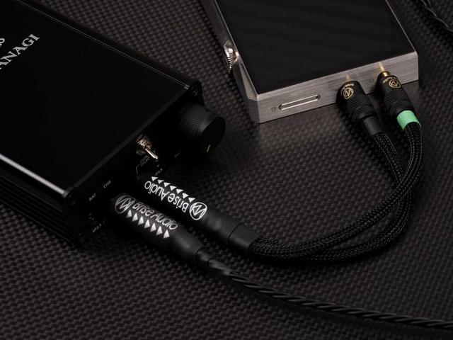 画像: Astell&Kernのプレーヤーとは3.5mm+2.5mmの端子の出力を使用する