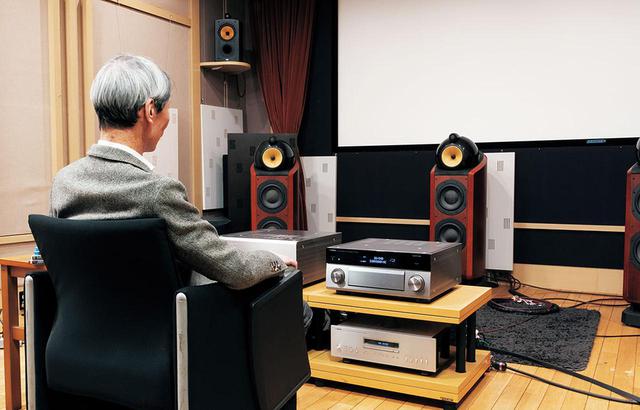 画像: ▲取材はヤマハ東京事業所の視聴室で実施した。ストレート再生はもちろん、SURROUND:AI(リモコン中央のボタンでオン/オフ可能)も組み合わせている