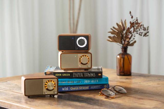 画像2: コペックジャパン、デスクトップにレトロな雰囲気を醸し出すFMラジオ/Bluetoothスピーカー「Sangean WR-301」に新色「チェリー/ダークグレー」を追加