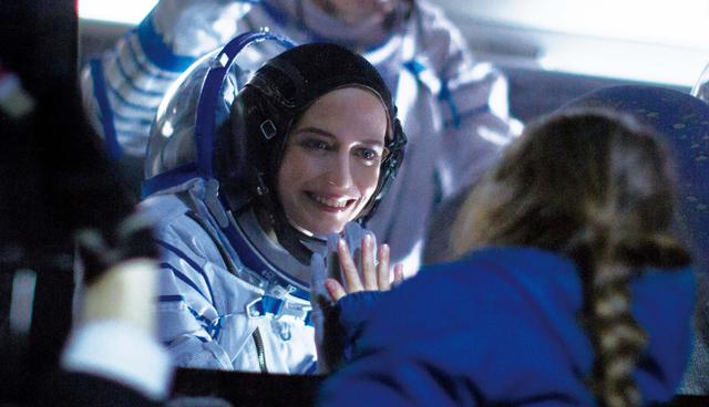 画像: 女性の宇宙飛行士にスポットを当て、今まで知らなかった「母」としての苦悩を教えてくれる『約束の宇宙(そら)』。監督は、古い慣習に閉じ込められた5人姉妹の閉塞感と反抗を描いた話題作『裸足の季節』の脚本を担当したアリス・ウィンクール