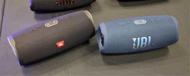 画像: 「JBL CHARGE 5」(右)