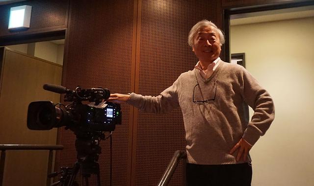 画像: すみだトリフォニーホールにて。今回の配信では、写真左のシャープ製8Kカメラで捉えた映像から4つの画角の2K映像を切り出して送りだしている