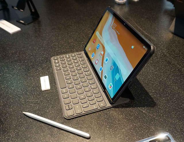 画像: 「MatePad」の新製品となる64Gバイトモデル。写真のキーボード等は別売です
