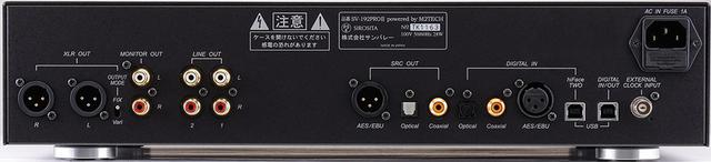 画像: 固定/可変を切替え可能なXLRバランス出力端子を左端に装備。RCAアンバランスのLINE出力はボリュウムを経由しない。3系統のデジタル出力、192kHz/24bitまでに対応するhiFace Two端子(USB-B)を含む4系統のデジタル入力を装備し、その右のUSB-B端子はPC接続による録音/再生用。右端に外部クロック入力端子を配する。