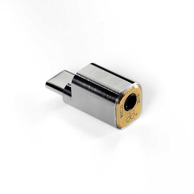 画像: 変換アダプター「TC35B」。写真はUSB Type-C仕様で、ほかにLightning仕様もラインナップする