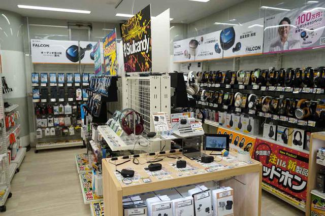 画像: 【1Fワイヤレス】 左右ハウジングのつながったネックタイプ、ネックバンドタイプのワイヤレスイヤホンも多数展示。奥はワイヤレスヘッドホン