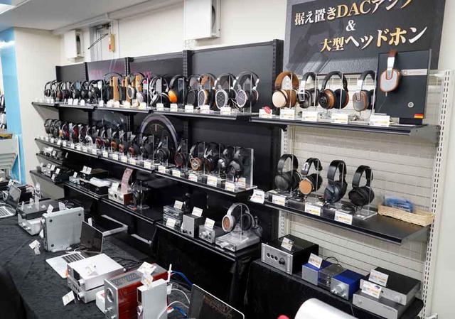 画像: 【3Fオーディオ】 デスクトップオーディオ機器も各種展示。STAX(スタックス)のイヤースピーカー(ヘッドホン)の試聴も可能だ