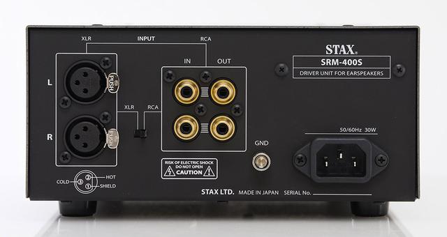 画像: 背面には、RCAとXLRの入力端子(中央のスイッチで切り替え)とRCAのパラレル出力を搭載