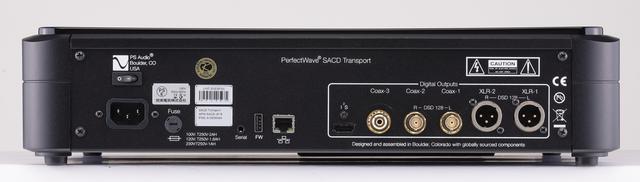画像: リアビュー。SACDネイティヴ出力は、同社DirectStream DacまたはDSDac Jrと接続した場合に可能(I2S出力をHDMIケーブル接続時)。本機にはI2Sオーディオ伝送に適合するHDMIケーブルを付属する。