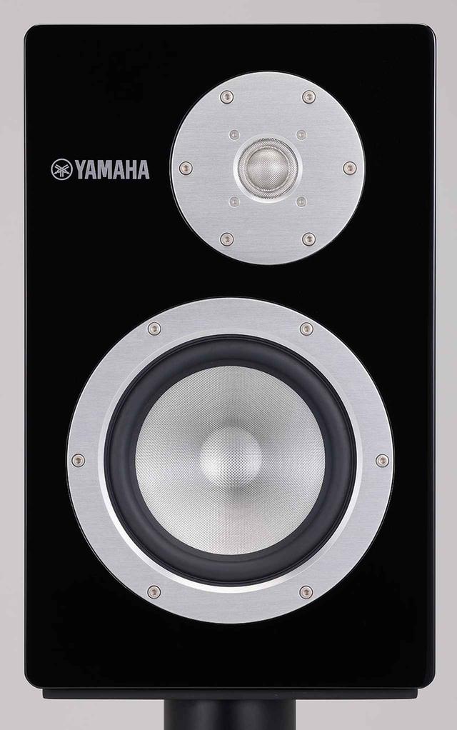 画像: ↑ウーファーとトゥイーターの振動板はベリリウムの音速とアラミド繊維の内部損失を併せ持つザイロンにモネル合金蒸着コーティングを施した同社独自のもの。ソフトドーム型トゥイーターユニットは左右でミラー対称に配置される。
