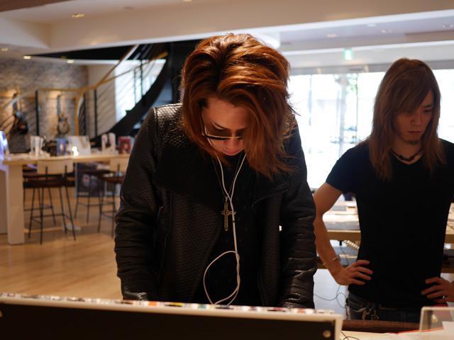 画像: 手持ちのiPhoneでIE-C1、IE-C2、IE-C3のサンプル機を試聴するShujiさん