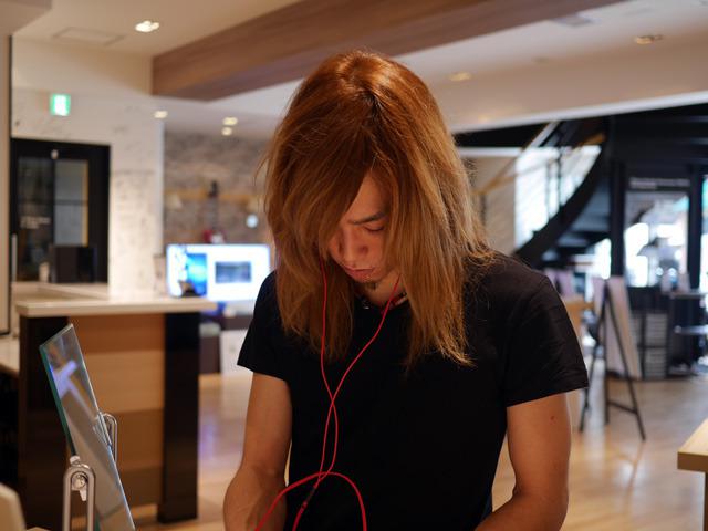 画像: 真剣に試聴するArutaさん。試聴にはヘヴィメタル以外にもフュージョンやアニソンなども