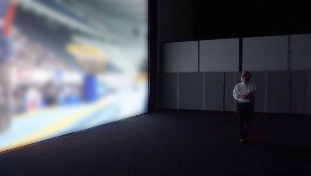画像: I3研究所に設置された550インチスクリーンで、「統合情景」のデモを拝見。スポーツ中継の映像に「統合情景」処理を加えることで、まさに現場で見ているかのような迫力を体験できました