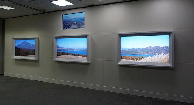 画像: 「統合情景」のもうひとつの役割として、複数の画面に写した映像をひとつの大画面で見ているかのように感じさせるというものがある。今回は3台の65インチ液晶テレビでデモしていただいた