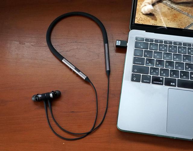 画像: MacBook PROのUSB Type-CにBT-W3をつなぐだけで、本体に収納した様々な音楽を楽しめる