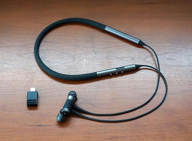 画像: 「BTW3AVTRWL」(¥13,840、税込)。左がBluetoothトランスミッターの「BT-W3」で、右がワイヤレスイヤホンの「Aurvana Trio Wireless」。写真の他にBT-W3用のアナログマイク(3.5mmコネクター)も付属する