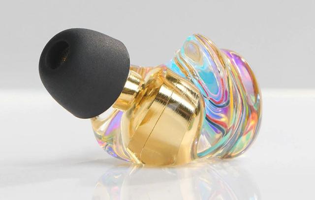 画像2: TFZ、見る角度によって色が変わる流麗ハウジング採用の有線イヤホン「ESSENCE」を5月21日に発売