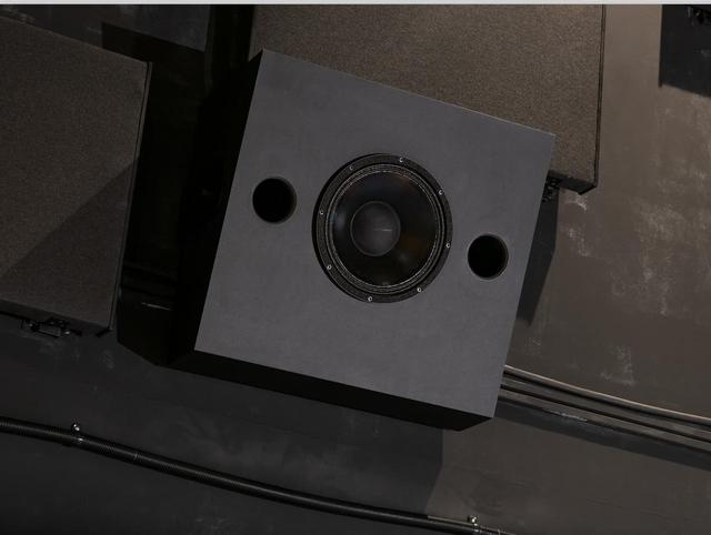 画像: サラウンドスピーカーは、メ インスピーカーと同じく同軸 型2ウェイ・ユニットを搭載 した2 ウェイ・システムを計 12 本採用