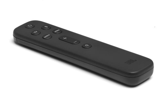画像: リモコンの「TV」や「HDMI」ボタンで入力を切り替える。「ATMOS」ボタンでドルビーアトモスのエフェクトを操作。サウンドバー正面右の画面にオンオフが表示される