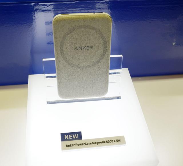 画像: ▲マグネット式ワイヤレス充電対応のモバイルバッテリー「PowerCore Magnetic 5000 7.5 W」。往年のiPodのようなデザイン。丸の模様の部分にマグネットが仕込まれており、対応iPhoneを固定しながら充電できる。容量5000mAh。9月ごろ発売で¥4,490