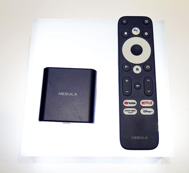 画像: ▲ビジュアルブランド「NEBULA」の新製品「4K Streaming Dongle」。9月ごろの発売で¥7,980。四角いドングルをテレビのHDMI端子に接続する。テレビからのUSB給電で駆動する。給電用ケーブル(マイクロUSB)、HDMIケーブル同梱