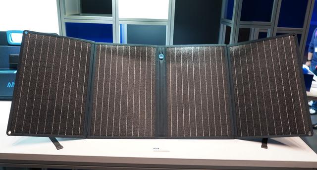 画像: ▲ポータブル電源への充電が可能なソーラーパネル「PowerSolar 3-Port 100W」。名前の通り100Wの発電が可能。DC出力から別売りのポータブル電源へ充電できる