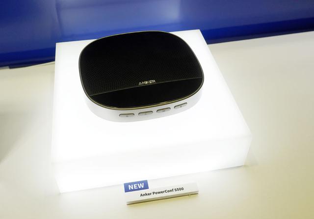 画像: ▲オンライン会議に便利なスピーカーホン「PowerConf S500」。Bluetooth対応で、パソコンとは付属の専用USBドングルで接続するので、接続安定性も高いのが特徴。8月上旬発売で¥24,980。