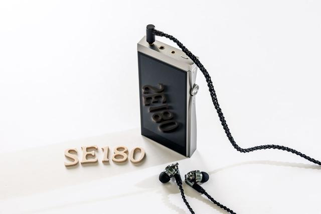 画像: ▲SE180の試聴には、アユート取り扱いの「Acoustune」ブランドの有線イヤホン「「HS1697TI」(¥109,980税込)を組合せた。HS1697TIには、Acoustuneの誇るミリンクスドライバー、その第4世代進化型が搭載され、さらに音響チャンバー部には共振抑制効果の高いチタンを採用しているのが特徴となる。結果、ハイスピードで解像度が高く、歪のないサウンドを楽しめるという。また、コネクターにはPentaconn Earを採用し、リケーブルも可能だ