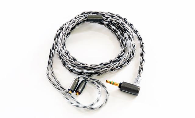 画像: ▲Acoustubeブランドで展開されているリケーブル「ARS100」シリーズ。2重ツイスト構造を採用した16芯仕様のハイエンドモデルだ。シルバーコートOFCと極細OFCによるハイブリッド構造により、導体抵抗とノイズを大幅に抑制。高純度な伝送を可能とし、クリアーな再現を行なえるとしている。価格はPentaconn Earの4.4mm仕様「ARS133」で¥32,980(税込)