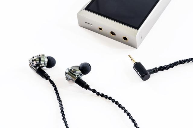 画像: ▲SE180には、3.5mm3極アンバランス、2.5mm4極バランス、4.4mm5極バランスの、3種類のプラグを搭載する。なお、試聴機に使用したのは試作機であり、実際に発売されている製品とは一部、外観が異なります。