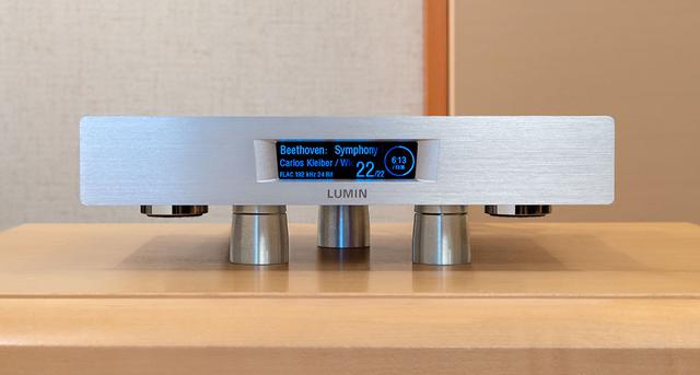 画像: 今回の試聴では、D2の下にULTRA SS V2を3個置いて、音の変化を確認した。ULTRA SS V2をどれくらい離して置くかによっても音の印象が変化するので、好みの位置を探してみるのをお忘れなく