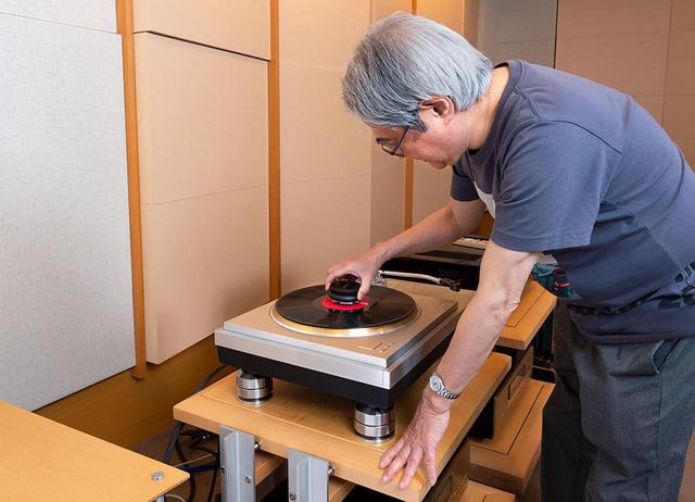 画像: LPI V2をレコードにセットする吉田さん