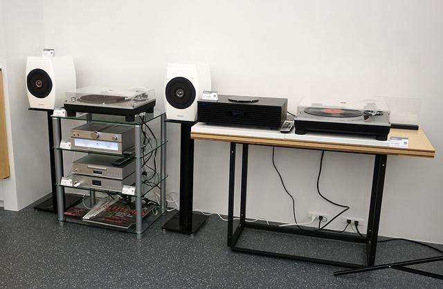 画像: いい映像にはいい音も必要、ということでテクニクスのレコードプレーヤーやスピーカーも準備されている