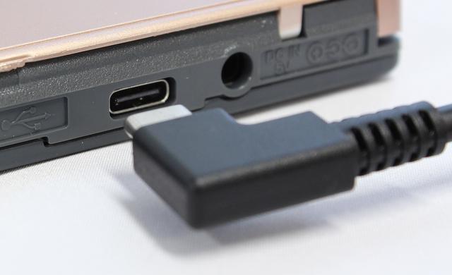 画像: USB Type-Cコネクターにリバーシブル接続が可能なL型ケーブルが付属