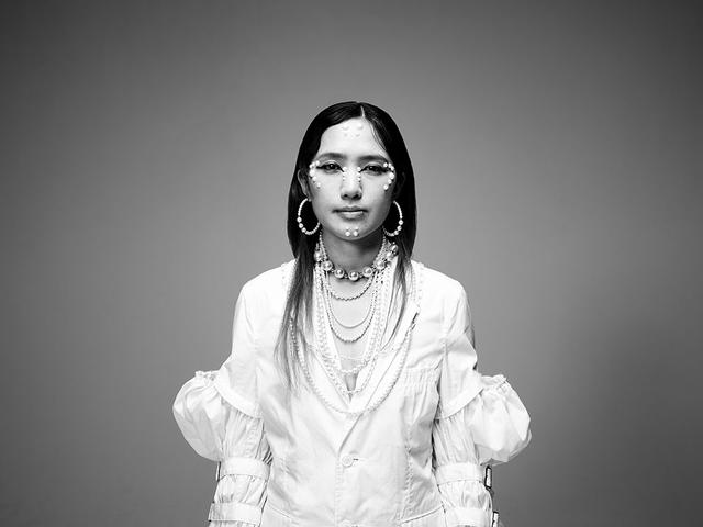 画像: 2017年からソロとしてAAAMYYY(エイミー)名義で活動を開始。2018年6月にTempalayに正式加入。国内外の様々なアーティストとのコラボレーション、木村カエラ、DAOKO等への楽曲提供、CM歌唱提供等幅広い活動で注目を集める
