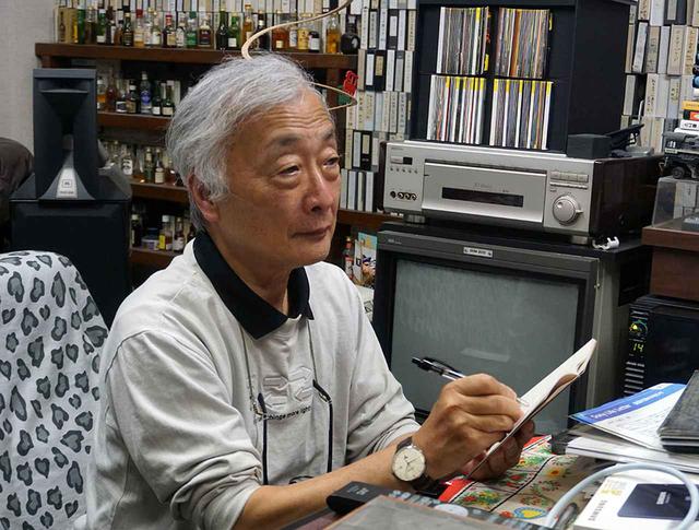 画像: インプレッションのメモを取りながらFLACの音質を確認する麻倉さん。待望のロスレス音声化に喜びもひとしお