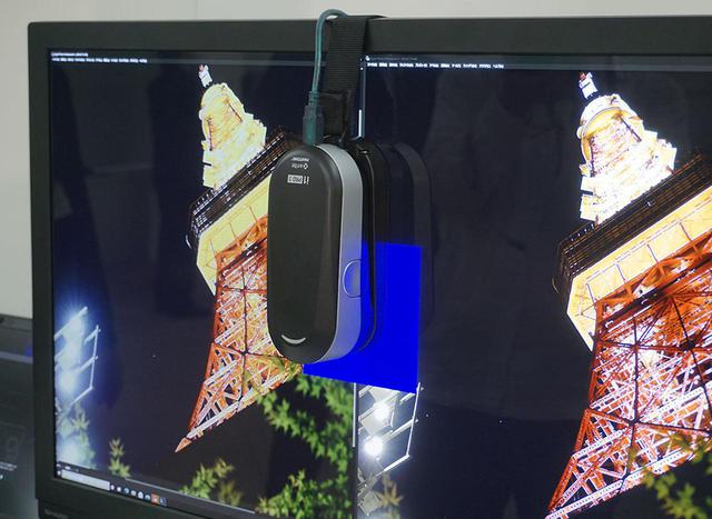 画像: キャリブレーションは市販のセンサーを使って行う。写真は現時点で動作確認ができているx-rite社の「i1 POR3」を組み合わせた状態