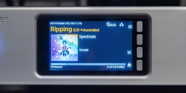 画像: 再生操作やファイル管理は専用アプリで行なうが、CDをリッピングするにはそれすら不要。インターネットに接続していれば、ディスクを入れるだけで音楽データとアルバムジャケット・アルバム情報を保存してくれる。音楽再生中も滞ることなく、スムーズに動くことが特筆される
